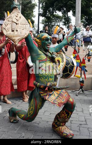 (160528) -- LIMA, le 27 mai 2016 -- Une danseuse de la danse des Tulumayos participe au lancement du Festival San Juan 2016 dans la municipalité du district de Miraflores, un quartier de Lima, Pérou, le 27 mai 2016. Selon la presse locale, le Conseil interrégional amazonien (CIAM, pour son acronyme en espagnol) intégré par les départements amazoniens comme Amazonie, Huanuco, Loreto, Madre de Dios, San Martin et Ucayali, participent au lancement des festivités de San Juan dans le Festival Amazon San Juan 2016.) PÉROU-MIRAFLORES- FESTIVAL SAN JUAN 2016 PUBLICATION LUISXCAMACHO Banque D'Images