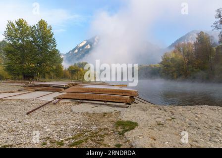 Vue matinale des radeaux en bois à la marina de raftinig sur la rivière Dunajec à Sromowce Nizne dans les montagnes Pieniny Banque D'Images