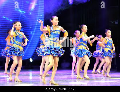 (160529) -- HOHHOT, le 29 mai 2016 -- le Girls from Inner Mongolia Women and Children Center danse lors d'une représentation conjointe à Hohhot, capitale de la région autonome de Mongolie intérieure du nord de la Chine, le 29 mai 2016. Environ 100 étudiants internationaux de Mongolie et des membres de plusieurs groupes artistiques pour enfants à Hohhot ont participé à une performance conjointe entre la Chine et la Mongolie dimanche pour célébrer la prochaine Journée internationale de l enfance. (Zhs) CHINA-MONGOLIA-CHILDREN S DAY-CELEBRATION (CN) PengxYuan PUBLICATIONxNOTxINxCHN 160529 Hohhot Mai 29 2016 filles de Mongolie intérieure Women and Children Center Da Banque D'Images