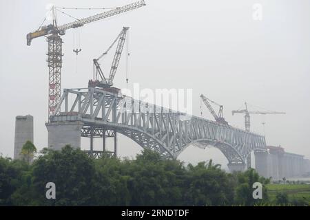 (160530) -- LESHAN, 30 mai 2016 -- une photo prise le 30 mai 2016 montre une poutre en treillis d'acier du grand pont de la rivière Wutong Minjiang à Leshan, dans la province du Sichuan du sud-ouest de la Chine. La poutre en treillis en acier du grand pont de la rivière Wutong Minjiang sur le chemin de fer à grande vitesse Chengdu-Guiyang reliant le sud-ouest de la Chine du Sichuan et la province du Guizhou a été rejointe avec succès dans la construction de la fermeture finale ici lundi. )(wjq) CHINA-SICHUAN-WUTONG MINJIANG RIVER BRIDGE (CN) XuexYubin PUBLICATIONxNOTxINxCHN 160530 Leshan Mai 30 2016 la photo prise LE 30 2016 mai montre la poutre en treillis d'acier du Wutong Minjiang RI Banque D'Images