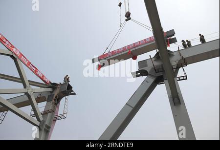 (160530) -- LESHAN, 30 mai 2016 -- des ouvriers installent la dernière corde supérieure du grand pont de la rivière Wutong Minjiang à Leshan, dans la province du Sichuan du sud-ouest de la Chine, le 30 mai 2016. La poutre en treillis en acier du grand pont de la rivière Wutong Minjiang sur le chemin de fer à grande vitesse Chengdu-Guiyang reliant le sud-ouest de la Chine du Sichuan et la province du Guizhou a été rejointe avec succès dans la construction de la fermeture finale ici lundi. )(wjq) CHINA-SICHUAN-WUTONG MINJIANG RIVER BRIDGE (CN) XuexYubin PUBLICATIONxNOTxINxCHN 160530 Leshan Mai 30 2016 les travailleurs installent la corde de charge supérieure du Grand Pont de la rivière Wutong Minjiang en L. Banque D'Images