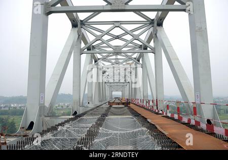(160530) -- LESHAN, 30 mai 2016 -- une photo prise le 30 mai 2016 montre une poutre en treillis d'acier du grand pont de la rivière Wutong Minjiang à Leshan, dans la province du Sichuan du sud-ouest de la Chine. La poutre en treillis en acier du grand pont de la rivière Wutong Minjiang sur le chemin de fer à grande vitesse Chengdu-Guiyang reliant le sud-ouest de la Chine du Sichuan et la province du Guizhou a été rejointe avec succès dans la construction de la fermeture finale ici lundi. )(wjq) CHINA-SICHUAN-WUTONG MINJIANG RIVER BRIDGE (CN) XuexYubin PUBLICATIONxNOTxINxCHN 160530 Leshan Mai 30 2016 la photo prise LE 30 2016 mai montre la poutre en treillis d'acier du Wutong Minjiang RI Banque D'Images