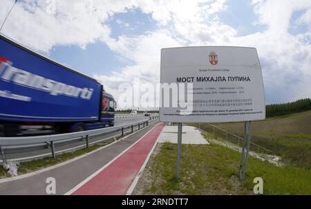 (160531) -- BELGRADE, 31 mai 2016 -- une photo prise le 18 mai 2016 montre le panneau installé sur le pont Pupin à Belgrade, en Serbie. Le pont, nommé d après le scientifique et inventeur serbe Mihajlo Pupin, a été inauguré par le Premier ministre de la République populaire de Chine Li Keqiang et son homologue serbe Aleksandar Vucic le 18 décembre 2014. En tant que deuxième pont sur le Danube à Belgrade, il a mis fin à l'histoire que pendant 70 ans il n'y avait qu'un seul pont à Belgrade sur le Danube. Reliant Zemun au sud du Danube et Borca au nord, le pont a raccourci le temps de trajet de plus Th Banque D'Images