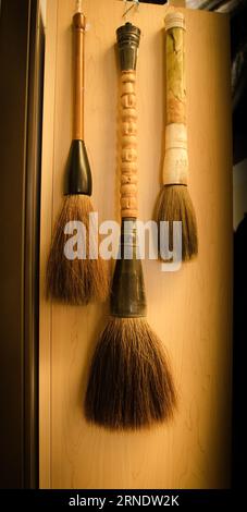 Grands pinceaux traditionnels chinois et japonais pour la peinture et la calligraphie. Photo de haute qualité Banque D'Images