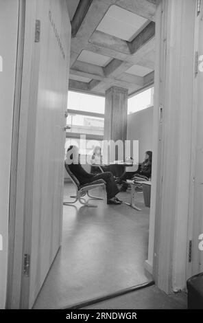 Actuel 06 - 2 - 1974 : la culture pour Allit a coûté NOK 27 millions, l'Ibsenhuset à Skien. Un bâtiment pour le concept élargi de culture. Avec de l'espace pour toutes sortes d'activités. Une maison pour enfants, adolescents et adultes. Un endroit où être - qui attire. Photo : Aage Storløkken / Aktuell / NTB ***PHOTO NON TRAITÉE*** ce texte a été traduit automatiquement! Banque D'Images