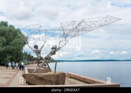 Petrozavodsk, Russie - 30 juillet 2023 : objet d'art moderne, sculpture pêcheurs par le sculpteur Rafael Consuegra Banque D'Images