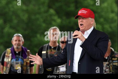 La photo prise le 29 mai 2016 montre Donald Trump, le candidat républicain présumé à la présidence, s'adressant aux motocyclistes participant au défilé Rolling Thunder à Washington D.C., capitale des États-Unis. Le président de la Chambre républicaine des États-Unis, Paul Ryan, a annoncé jeudi qu'il voterait pour le candidat républicain présumé à la présidence Donald Trump en novembre. U.S.-WASHINGTON D.C.-HOUSE SPEAKER-TRUMP-SUPPORT YinxBogu PUBLICATIONxNOTxINxCHN File photo prise le 29 2016 mai montre Donald Trump le candidat présidentiel républicain présumé s'adressant aux motocyclistes participant i Banque D'Images