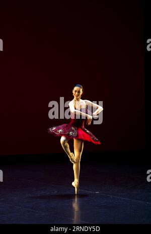 (160603) -- HELSINKI, le 3 juin 2016 -- le danseur de ballet chinois Zhan Xinlu se produit à Helsinki, Finlande, le 2 juin 2016. Le huitième Concours international de ballet d'Helsinki s'est achevé le 2 juin. Au total, 88 danseurs de ballet de 24 pays ont été acceptés dans le concours. Le Grand Prix a été décerné au joueur sud-coréen Heesun Kim. Six joueurs chinois ont remporté des prix dans la compétition. Étant l'une des compétitions les plus prestigieuses au monde, Helsinki International Ballet Competition a lieu tous les quatre ans. FINLANDE-HELSINKI-BALLET-COMPETITION LixJizhi PUBLICATIONxNOTxINxCHN 160603 Helsin Banque D'Images