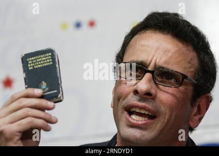 (160603) -- CARACAS, le 3 juin 2016 -- Henrique Capriles, gouverneur de l'État de Miranda, réagit lors d'une conférence de presse, à Caracas, Venezuela, le 3 juin 2016. Selon la presse locale, Henrique Capriles a déclaré vendredi que la Table ronde de l’unité démocratique (MUD) ne peut pas aller à un dialogue car le Conseil électoral national du Venezuela n’a pas fixé de date précise pour recevoir les signatures recueillies pour demander le référendum révocatoire. Boris Vergara) (jg) (fnc) VENEZUELA-CARACAS-CONFERENCE e BorisxVergara PUBLICATIONxNOTxINxCHN 160603 Caracas juin 3 2016 Miranda Gouverneur Henrique Capriles re Banque D'Images