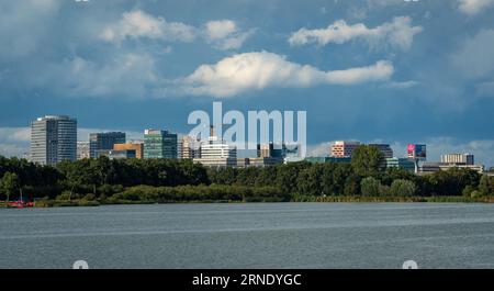 Amsterdam, pays-Bas, 26.08.2023, Skyline of Amsterdam zuidoost, immeubles de bureaux modernes vus du lac Ouderkerkerplas Banque D'Images