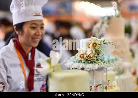 (160604) -- GUANGZHOU, 4 juin 2016 -- la photo prise le 4 juin 2016 montre un gâteau fondant exposé lors d'une activité de cuisson à Guangzhou, capitale de la province du Guangdong du sud de la Chine. Fondant est un glaçage comestible utilisé pour décorer ou sculpter des gâteaux et des pâtisseries. )(wjq) CHINA-GUANGDONG-FONDANT CAKES (CN) LiuxDawei PUBLICATIONxNOTxINxCHN 160604 Guangzhou juin 4 2016 photo prise LE 4 2016 juin montre un gâteau fondant exposé lors d'une activité de cuisson dans Guangzhou capitale du sud de la Chine S Guangdong province fondant EST un glaçage comestible utilisé pour décorer ou sculpter des gâteaux et des pâtisseries wjq Chine Guangdong Fonda Banque D'Images