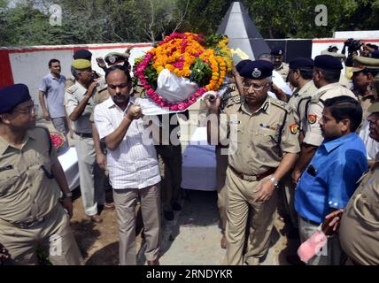 (160604) -- MATHURA (INDE), le 3 juin 2016 -- des policiers portent le corps de leur collègue décédé lors d'affrontements avec des squatters dans un parc jeudi, en pleurant pour leur perte aux funérailles de Mathura, en Inde, le 3 juin 2016. L'action policière visant à expulser des milliers de squatters dans la ville de l'Uttar Pradesh, dans le nord de l'Inde, a tué 24 personnes, dont deux policiers, ont déclaré vendredi les responsables. INDE-MATHURA-AFFRONTEMENTS AVEC DES SQUATTERS-FUNÉRAILLES Stringer PUBLICATIONxNOTxINxCHN 160604 Mathura Inde juin 3 2016 le personnel de police porte le corps de leur collègue mort lors d'affrontements avec des squatters dans un parc O. Banque D'Images