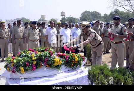 (160604) -- MATHURA (INDIA), June 3, 2016 -- Police personnel pay homage to their colleague who died during clashes with squatters in a park on Thursday wail for their loss at the funeral in Mathura, India, on June 3, 2016. Police action to evict thousands of squatters in northern India city of Uttar Pradesh killed 24 people including two police officers, officials said Friday. ) INDIA-MATHURA-CLASHES WITH SQUATTERS-FUNERAL Stringer PUBLICATIONxNOTxINxCHN   160604 Mathura India June 3 2016 Police Personnel Pay Homage to their colleague Who died during clashes With Squatters in a Park ON Thursd Stock Photo