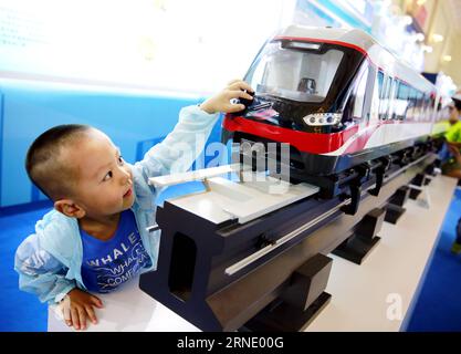 (160604) -- BEIJING, le 4 juin 2016 -- Un enfant est attiré par une maquette de train à grande vitesse exposée lors d'une exposition sur les réalisations scientifiques et technologiques de la Chine au cours du 12e Plan quinquennal (2011-2015) à Beijing, capitale de la Chine, le 4 juin 2016. )(wjq) CHINA-BEIJING-SCI-TECH INNOVATION EXHIBITION (CN) PanxXu PUBLICATIONxNOTxINxCHN 160604 Beijing juin 4 2016 un enfant EST attiré par un modèle de train à grande vitesse exposé lors de l'exposition SUR LES réalisations de la science et de la technologie de la Chine S au cours du 12e plan quinquennal période 2011 2015 à Beijing capitale de la Chine juin 4 2016 wjq C Banque D'Images