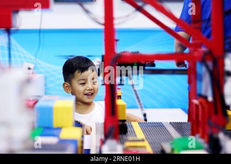 (160604) -- BEIJING, le 4 juin 2016 -- Un enfant est attiré par un objet exposé lors d'une exposition sur les réalisations scientifiques et technologiques de la Chine au cours de la période du 12e Plan quinquennal (2011-2015) à Beijing, capitale de la Chine, le 4 juin 2016. )(wjq) CHINA-BEIJING-SCI-TECH INNOVATION EXHIBITION (CN) PanxXu PUBLICATIONxNOTxINxCHN 160604 Beijing juin 4 2016 un enfant EST attiré par un article exposé pendant l'exposition SUR LES réalisations de la science et de la technologie de la Chine au cours de la 12e période du plan quinquennal 2011 2015 à Beijing capitale de la Chine juin 4 2016 wjq Chine Beijing SCI Tech innovation Exhibition Banque D'Images