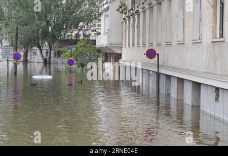 (160604) -- PARIS, le 4 juin 2016 -- la montée de la Seine submerge le sous-sol d'un bâtiment à Paris, France, le 4 juin 2016. Le nombre de morts dans les inondations qui ont frappé Paris et les villes du centre de la France est passé à quatre avec 24 autres blessés, a déclaré samedi le Premier ministre français Manuel Valls. FRANCE-PARIS-INONDATION LixGenxing PUBLICATIONxNOTxINxCHN 160604 Paris juin 4 2016 lever sa rivière l'eau submerge le sous-sol d'un immeuble à Paris France juin 4 2016 bilan des inondations Thatcher a frappé Paris et LES VILLES du centre de la France Rose à quatre avec 24 autres blessés Premier ministre français Manuel Valls a déclaré samedi Banque D'Images