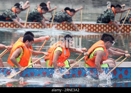 (160607) -- XIAMEN, le 7 juin 2016 -- des membres d'une brigade de pompiers assistent à une course de bateaux-dragons sur le lac Yudang à Xiamen, dans la province du Fujian du sud-est de la Chine, le 7 juin 2016. Plus de 100 pompiers de 8 équipes ont participé à la course pour célébrer le prochain Dragon Boat Festival qui tombe le 9 juin de cette année. (Zhs) CHINA-FUJIAN-DRAGON BOAT RACE (CN) ZengxDemeng PUBLICATIONxNOTxINxCHN 160607 Xiamen juin 7 2016 des membres d'une brigade de pompiers participent à une course de bateaux-dragons SUR le lac Yundang dans le sud-est de la Chine sud province du Fujian juin 7 2016 plus de 100 pompiers de 8 équipes ont participé à la R Banque D'Images