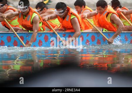 (160607) -- XIAMEN, le 7 juin 2016 -- des membres d'une brigade de pompiers assistent à une course de bateaux-dragons sur le lac Yudang à Xiamen, dans la province du Fujian du sud-est de la Chine, le 7 juin 2016. Plus de 100 pompiers de 8 équipes ont participé à la course pour célébrer le prochain Dragon Boat Festival qui tombe le 9 juin de cette année. (Zhs) CHINA-FUJIAN-DRAGON BOAT RACE (CN) ZengxDemeng PUBLICATIONxNOTxINxCHN 160607 Xiamen juin 7 2016 des membres d'une brigade de pompiers participent à une course de bateaux-dragons SUR le lac Yundang dans le sud-est de la Chine sud province du Fujian juin 7 2016 plus de 100 pompiers de 8 équipes ont participé à la R Banque D'Images