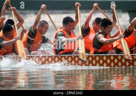 (160607) -- XIAMEN, le 7 juin 2016 -- des membres d'une brigade de pompiers assistent à une course de bateaux-dragons sur le lac Yudang à Xiamen, dans la province du Fujian du sud-est de la Chine, le 7 juin 2016. Plus de 100 pompiers de 8 équipes ont participé à la course pour célébrer le prochain Dragon Boat Festival qui tombe le 9 juin de cette année. (Zhs) CHINA-FUJIAN-DRAGON BOAT RACE (CN) ZengxDemeng PUBLICATIONxNOTxINxCHN 160607 Xiamen juin 7 2016 des membres d'une brigade de pompiers participent à une course de bateaux-dragons SUR le lac Yundang dans le sud-est de la Chine sud province du Fujian juin 7 2016 plus de 100 pompiers de 8 équipes ont participé à la R Banque D'Images