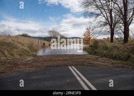 Unwetter in Australien (160607) -- CANBERRA, 7 juin 2016 -- une photo prise le 7 juin 2016 montre une route submergée due au gonflement de la rivière Murrumbidgee après de fortes pluies à Canberra, en Australie. Quatre personnes sont mortes tandis que trois sont toujours absentes de l énorme front de tempête qui a frappé la côte est de l Australie alors que des inondations importantes à l intérieur des terres, des vagues géantes et des marées exceptionnellement élevées continuent de faire des ravages. (djj) AUSTRALIA-CANBERRA-FLOOD JustinxQian PUBLICATIONxNOTxINxCHN tempête en Australie 160607 Canberra juin 7 2016 la photo prise LE 7 2016 juin montre une route submergée due au gonflement du Murrumb Banque D'Images