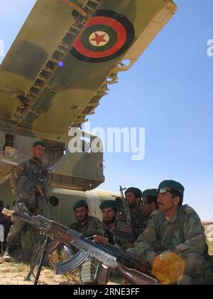 (160607) -- PÉKIN, 7 juin 2016 -- une photo prise par le 24 juin 2004 montre des soldats de l'Armée nationale afghane (ANA) à Chaghcharan, capitale de la province de Ghor dans le centre de l'Afghanistan. David Gilkey de la National public radio (NPR) des États-Unis et son traducteur ont été tués alors que des militants attaquaient un convoi de l’armée afghane dans la province de Helmand, au sud du pays, le 5 juin 2016. , 38, a été photojournaliste pour le bureau de Kaboul de l'agence de presse Xinhua de 2003 à 2010. ) (djj) AFGHANISTAN-ANCIEN PHOTOJOURNALISTE DE XINHUA--COLLECTION DE TRAVAUX ZabihullahxTamana PUBLICATIONxNOTxINxCHN 160607 Pékin juin 7 2016 fichier photo prise Banque D'Images