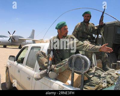 (160607) -- PÉKIN, 7 juin 2016 -- une photo prise par le 24 juin 2004 montre des soldats de l'Armée nationale afghane (ANA) à Chaghcharan, capitale de la province de Ghor dans le centre de l'Afghanistan. David Gilkey de la National public radio (NPR) des États-Unis et son traducteur ont été tués alors que des militants attaquaient un convoi de l’armée afghane dans la province de Helmand, au sud du pays, le 5 juin 2016. , 38, a été photojournaliste pour le bureau de Kaboul de l'agence de presse Xinhua de 2003 à 2010. ) (djj) AFGHANISTAN-ANCIEN PHOTOJOURNALISTE DE XINHUA--COLLECTION DE TRAVAUX ZabihullahxTamana PUBLICATIONxNOTxINxCHN 160607 Pékin juin 7 2016 fichier photo prise Banque D'Images