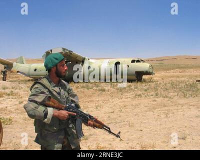 (160607) -- PÉKIN, 7 juin 2016 -- une photo prise par le 24 juin 2004 montre un soldat de l'Armée nationale afghane (ANA) qui garde l'aéroport de Chaghcharan, capitale de la province de Ghor dans le centre de l'Afghanistan. David Gilkey de la National public radio (NPR) des États-Unis et son traducteur ont été tués alors que des militants attaquaient un convoi de l’armée afghane dans la province de Helmand, au sud du pays, le 5 juin 2016. , 38, a été photojournaliste pour le bureau de Kaboul de l'agence de presse Xinhua de 2003 à 2010. ) (djj) AFGHANISTAN-ANCIEN PHOTOJOURNALISTE DE XINHUA--COLLECTION D'ŒUVRES ZabihullahxTamana PUBLICATIONxNOTxINxCHN 160607 Pékin juin 7 Banque D'Images