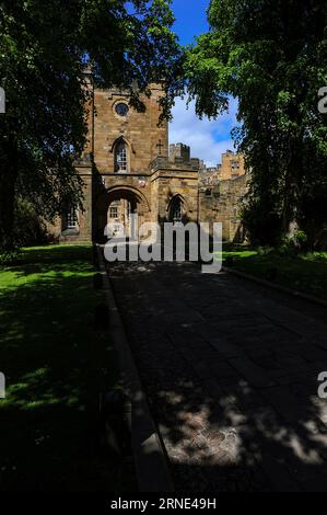 Porte d'entrée du château de Durham dans le nord-est de l'Angleterre, datant de la période normande. Dans les années 1500, l'arche de la maison d'entrée originale a été démantelée et reconstruite en une structure légèrement plus large pour permettre au chariot de l'évêque de passer plus facilement. Les étages supérieurs de la guérite ont été reconstruits à la fin des années 1700 Banque D'Images