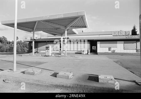 Current 32 - 1 - 1974 : essence et sucre LuresNous les Norvégiens visitant la Suède ne sont autorisés à ramener à la maison que 5 kilos de sucre par personne. personne. Avant l'introduction de ce quota limité, les Suédois avaient perdu plus de dix millions de couronnes en subventions sur la mise en réserve de sucre. Mais les automobilistes norvégiens peuvent toujours acheter de l'essence moins chère en Suède. Photo : Sverre A. Børretzen / Aktuell / NTB ***PHOTO NON TRAITÉE*** ce texte a été traduit automatiquement! Banque D'Images