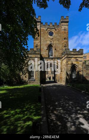 Portier Battlemented au château de Durham dans le nord-est de l'Angleterre, datant de la période normande. Dans les années 1500, l'arche originale de la guérite a été démantelée et reconstruite comme une structure légèrement plus large pour permettre au chariot de l'évêque de passer plus facilement. Gatehouse étages supérieurs reconstruit à la fin des années 1700 Banque D'Images