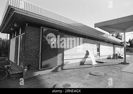 Current 32 - 1 - 1974 : essence et sucre LuresNous les Norvégiens visitant la Suède ne sont autorisés à ramener à la maison que 5 kilos de sucre par personne. personne. Avant l'introduction de ce quota limité, les Suédois avaient perdu plus de dix millions de couronnes en subventions sur la mise en réserve de sucre. Mais les automobilistes norvégiens peuvent toujours acheter de l'essence moins chère en Suède. Photo : Sverre A. Børretzen / Aktuell / NTB ***PHOTO NON TRAITÉE*** ce texte a été traduit automatiquement! Banque D'Images