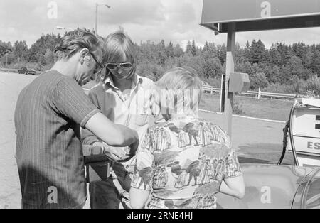 Current 32 - 1 - 1974 : essence et sucre LuresNous les Norvégiens visitant la Suède ne sont autorisés à ramener à la maison que 5 kilos de sucre par personne. personne. Avant l'introduction de ce quota limité, les Suédois avaient perdu plus de dix millions de couronnes en subventions sur la mise en réserve de sucre. Mais les automobilistes norvégiens peuvent toujours acheter de l'essence moins chère en Suède. Photo : Sverre A. Børretzen / Aktuell / NTB ***PHOTO NON TRAITÉE*** ce texte a été traduit automatiquement! Banque D'Images