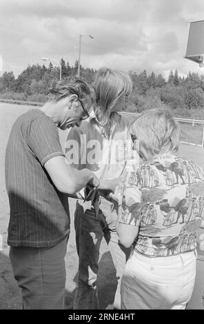 Current 32 - 1 - 1974 : essence et sucre LuresNous les Norvégiens visitant la Suède ne sont autorisés à ramener à la maison que 5 kilos de sucre par personne. personne. Avant l'introduction de ce quota limité, les Suédois avaient perdu plus de dix millions de couronnes en subventions sur la mise en réserve de sucre. Mais les automobilistes norvégiens peuvent toujours acheter de l'essence moins chère en Suède. Photo : Sverre A. Børretzen / Aktuell / NTB ***PHOTO NON TRAITÉE*** ce texte a été traduit automatiquement! Banque D'Images