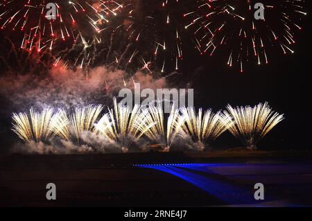 YICHANG, le 8 juin 2016 -- une photo prise le 8 juin 2016 montre un concert de feu d'artifice tenu dans le comté de Zigui, dans la province du Hubei, en Chine centrale. Zigui est la ville natale de Qu Yuan, un poète patriotique qui s'est noyé avant que son État ne tombe sous l'invasion de l'ennemi pendant la période des États combattants (475-221 av. J.-C.). Le concert de feu d'artifice a eu lieu ici pour le commémorer mercredi avant le Festival de Duanwu qui tombe le 9 juin de cette année. (Zwx) CHINA-HUBEI-QU YUAN-HOMETOWN-FIREWORK CONCERT (CN) ZhengxJiayu PUBLICATIONxNOTxINxCHN Yichang juin 8 2016 photo prise LE 8 2016 juin montre un héros de concert de feu d'artifice Banque D'Images