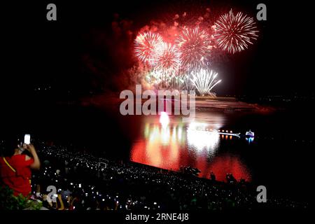 ZIGUI, le 8 juin 2016 -- la photo prise le 8 juin 2016 montre un concert de feu d'artifice tenu dans le comté de Zigui, dans la province du Hubei en Chine centrale. Zigui est la ville natale de Qu Yuan, un poète patriotique qui s'est noyé avant que son État ne tombe sous l'invasion de l'ennemi pendant la période des États combattants (475-221 av. J.-C.). Le concert de feu d'artifice a eu lieu ici pour le commémorer mercredi avant le Festival de Duanwu qui tombe le 9 juin de cette année. (Zwx) CHINA-HUBEI-QU YUAN-HOMETOWN-FIREWORK CONCERT(CN) LeixYong PUBLICATIONxNOTxINxCHN Zigui juin 8 2016 la photo prise LE 8 2016 juin montre un héros de concert de feu d'artifice à Zigui Banque D'Images