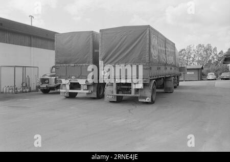 Current 32 - 1 - 1974 : essence et sucre LuresNous les Norvégiens visitant la Suède ne sont autorisés à ramener à la maison que 5 kilos de sucre par personne. personne. Avant l'introduction de ce quota limité, les Suédois avaient perdu plus de dix millions de couronnes en subventions sur la mise en réserve de sucre. Mais les automobilistes norvégiens peuvent toujours acheter de l'essence moins chère en Suède. Photo : Sverre A. Børretzen / Aktuell / NTB ***PHOTO NON TRAITÉE*** ce texte a été traduit automatiquement! Banque D'Images