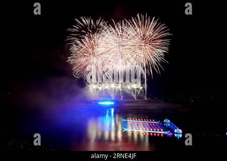 ZIGUI, le 8 juin 2016 -- la photo prise le 8 juin 2016 montre un concert de feu d'artifice tenu dans le comté de Zigui, dans la province du Hubei en Chine centrale. Zigui est la ville natale de Qu Yuan, un poète patriotique qui s'est noyé avant que son État ne tombe sous l'invasion de l'ennemi pendant la période des États combattants (475-221 av. J.-C.). Le concert de feu d'artifice a eu lieu ici pour le commémorer mercredi avant le Festival de Duanwu qui tombe le 9 juin de cette année. (Zwx) CHINA-HUBEI-QU YUAN-HOMETOWN-FIREWORK CONCERT(CN) LeixYong PUBLICATIONxNOTxINxCHN Zigui juin 8 2016 la photo prise LE 8 2016 juin montre un héros de concert de feu d'artifice à Zigui Banque D'Images