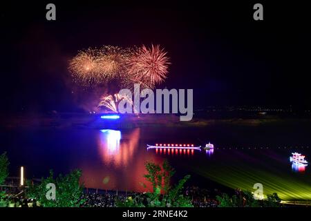 YICHANG, le 8 juin 2016 -- une photo prise le 8 juin 2016 montre un concert de feu d'artifice tenu dans le comté de Zigui, dans la province du Hubei, en Chine centrale. Zigui est la ville natale de Qu Yuan, un poète patriotique qui s'est noyé avant que son État ne tombe sous l'invasion de l'ennemi pendant la période des États combattants (475-221 av. J.-C.). Le concert de feu d'artifice a eu lieu ici pour le commémorer mercredi avant le Festival de Duanwu qui tombe le 9 juin de cette année. (Zwx) CHINA-HUBEI-QU YUAN-HOMETOWN-FIREWORK CONCERT(CN) WangxJiaman PUBLICATIONxNOTxINxCHN Yichang juin 8 2016 photo prise LE 8 2016 juin montre un héros de concert de feu d'artifice dans Banque D'Images