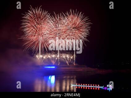 YICHANG, le 8 juin 2016 -- une photo prise le 8 juin 2016 montre un concert de feu d'artifice tenu dans le comté de Zigui, dans la province du Hubei, en Chine centrale. Zigui est la ville natale de Qu Yuan, un poète patriotique qui s'est noyé avant que son État ne tombe sous l'invasion de l'ennemi pendant la période des États combattants (475-221 av. J.-C.). Le concert de feu d'artifice a eu lieu ici pour le commémorer mercredi avant le Festival de Duanwu qui tombe le 9 juin de cette année. (Zwx) CHINA-HUBEI-QU YUAN-HOMETOWN-FIREWORK CONCERT(CN) WangxJiaman PUBLICATIONxNOTxINxCHN Yichang juin 8 2016 photo prise LE 8 2016 juin montre un héros de concert de feu d'artifice dans Banque D'Images