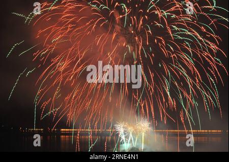 ZIGUI, le 8 juin 2016 -- la photo prise le 8 juin 2016 montre un concert de feu d'artifice tenu dans le comté de Zigui, dans la province du Hubei en Chine centrale. Zigui est la ville natale de Qu Yuan, un poète patriotique qui s'est noyé avant que son État ne tombe sous l'invasion de l'ennemi pendant la période des États combattants (475-221 av. J.-C.). Le concert de feu d'artifice a eu lieu ici pour le commémorer mercredi avant le Festival de Duanwu qui tombe le 9 juin de cette année. (Zwx) CHINA-HUBEI-QU YUAN-HOMETOWN-FIREWORK CONCERT(CN) WangxHuifu PUBLICATIONxNOTxINxCHN Zigui juin 8 2016 la photo prise LE 8 2016 juin montre un héros de concert de feu d'artifice à Zigu Banque D'Images