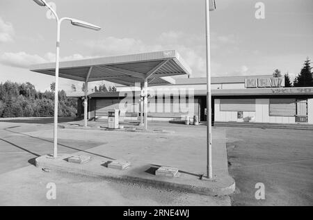 Current 32 - 1 - 1974 : essence et sucre LuresNous les Norvégiens visitant la Suède ne sont autorisés à ramener à la maison que 5 kilos de sucre par personne. personne. Avant l'introduction de ce quota limité, les Suédois avaient perdu plus de dix millions de couronnes en subventions sur la mise en réserve de sucre. Mais les automobilistes norvégiens peuvent toujours acheter de l'essence moins chère en Suède. Photo : Sverre A. Børretzen / Aktuell / NTB ***PHOTO NON TRAITÉE*** ce texte a été traduit automatiquement! Banque D'Images