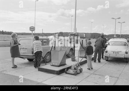 Current 32 - 1 - 1974 : essence et sucre LuresNous les Norvégiens visitant la Suède ne sont autorisés à ramener à la maison que 5 kilos de sucre par personne. personne. Avant l'introduction de ce quota limité, les Suédois avaient perdu plus de dix millions de couronnes en subventions sur la mise en réserve de sucre. Mais les automobilistes norvégiens peuvent toujours acheter de l'essence moins chère en Suède. Photo : Sverre A. Børretzen / Aktuell / NTB ***PHOTO NON TRAITÉE*** ce texte a été traduit automatiquement! Banque D'Images