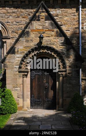 Des bandes de moulures en dents de chien ou chevons de style roman normand remplissent l'arc arrondi du porche sud de la porte à piliers de l'ancienne église St Mary the Less dans la ville de Durham, Angleterre, Royaume-Uni. Fondée vers 1140 en tant que chapelle de garnison, aujourd’hui Chapelle of St John’s College. À l'intérieur se trouvent le rare Christ sculpté des années 1200 et le mémorial du « petit comte » Joseph Boruwlaski, nain d'origine polonaise qui divertissait les cours européennes. Banque D'Images