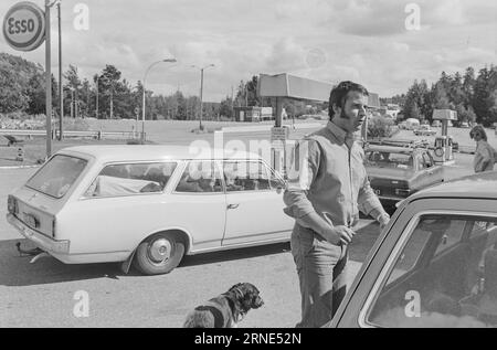 Current 32 - 1 - 1974 : essence et sucre LuresNous les Norvégiens visitant la Suède ne sont autorisés à ramener à la maison que 5 kilos de sucre par personne. personne. Avant l'introduction de ce quota limité, les Suédois avaient perdu plus de dix millions de couronnes en subventions sur la mise en réserve de sucre. Mais les automobilistes norvégiens peuvent toujours acheter de l'essence moins chère en Suède. Photo : Sverre A. Børretzen / Aktuell / NTB ***PHOTO NON TRAITÉE*** ce texte a été traduit automatiquement! Banque D'Images