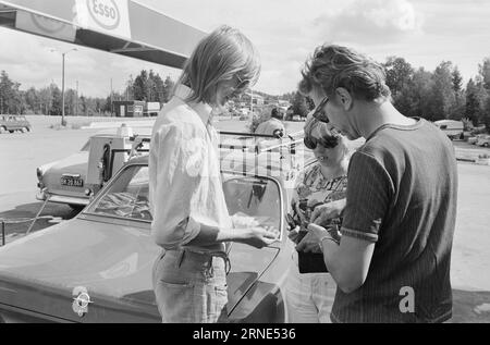 Current 32 - 1 - 1974 : essence et sucre LuresNous les Norvégiens visitant la Suède ne sont autorisés à ramener à la maison que 5 kilos de sucre par personne. personne. Avant l'introduction de ce quota limité, les Suédois avaient perdu plus de dix millions de couronnes en subventions sur la mise en réserve de sucre. Mais les automobilistes norvégiens peuvent toujours acheter de l'essence moins chère en Suède. Photo : Sverre A. Børretzen / Aktuell / NTB ***PHOTO NON TRAITÉE*** ce texte a été traduit automatiquement! Banque D'Images