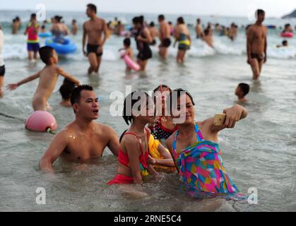 Les résidents prennent un bain de dragon sur la plage pendant les vacances du Dragon Boat Festival à Sanya, dans la province de Hainan du sud de la Chine, le 9 juin 2016. Les résidents ici ont une tradition d'avoir un bain de dragon dans la mer pendant le Dragon Boat Festival souhaitant une bonne santé.) (lfj) CHINA-HAINAN-DRAGON BOAT FESTIVAL-BATH (CN) ShaxXiaofeng PUBLICATIONxNOTxINxCHN les résidents prennent un bain de dragon SUR la plage pendant les vacances du Festival du bateau dragon à Sanya South China S Hainan province juin 9 2016 les résidents ici ont une tradition d'avoir un bain de dragon dans la mer pendant le Festival du bateau dragon souhaitant pour un Goo Banque D'Images