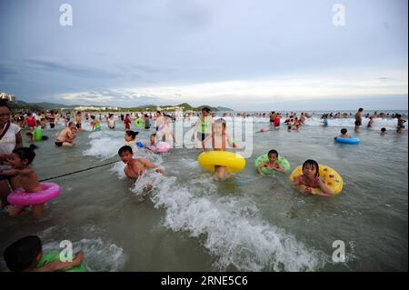 Les résidents prennent un bain de dragon sur la plage pendant les vacances du Dragon Boat Festival à Sanya, dans la province de Hainan du sud de la Chine, le 9 juin 2016. Les résidents ici ont une tradition d'avoir un bain de dragon dans la mer pendant le Dragon Boat Festival souhaitant une bonne santé.) (lfj) CHINA-HAINAN-DRAGON BOAT FESTIVAL-BATH (CN) ShaxXiaofeng PUBLICATIONxNOTxINxCHN les résidents prennent un bain de dragon SUR la plage pendant les vacances du Festival du bateau dragon à Sanya South China S Hainan province juin 9 2016 les résidents ici ont une tradition d'avoir un bain de dragon dans la mer pendant le Festival du bateau dragon souhaitant pour un Goo Banque D'Images