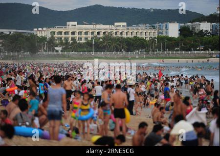 Les résidents prennent un bain de dragon sur la plage pendant les vacances du Dragon Boat Festival à Sanya, dans la province de Hainan du sud de la Chine, le 9 juin 2016. Les résidents ici ont une tradition d'avoir un bain de dragon dans la mer pendant le Dragon Boat Festival souhaitant une bonne santé.) (lfj) CHINA-HAINAN-DRAGON BOAT FESTIVAL-BATH (CN) ShaxXiaofeng PUBLICATIONxNOTxINxCHN les résidents prennent un bain de dragon SUR la plage pendant les vacances du Festival du bateau dragon à Sanya South China S Hainan province juin 9 2016 les résidents ici ont une tradition d'avoir un bain de dragon dans la mer pendant le Festival du bateau dragon souhaitant pour un Goo Banque D'Images