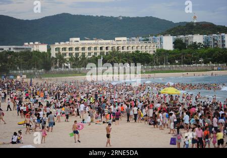 Les résidents prennent un bain de dragon sur la plage pendant les vacances du Dragon Boat Festival à Sanya, dans la province de Hainan du sud de la Chine, le 9 juin 2016. Les résidents ici ont une tradition d'avoir un bain de dragon dans la mer pendant le Dragon Boat Festival souhaitant une bonne santé.) (lfj) CHINA-HAINAN-DRAGON BOAT FESTIVAL-BATH (CN) ShaxXiaofeng PUBLICATIONxNOTxINxCHN les résidents prennent un bain de dragon SUR la plage pendant les vacances du Festival du bateau dragon à Sanya South China S Hainan province juin 9 2016 les résidents ici ont une tradition d'avoir un bain de dragon dans la mer pendant le Festival du bateau dragon souhaitant pour un Goo Banque D'Images