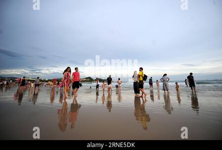 Les résidents prennent un bain de dragon sur la plage pendant les vacances du Dragon Boat Festival à Sanya, dans la province de Hainan du sud de la Chine, le 9 juin 2016. Les résidents ici ont une tradition d'avoir un bain de dragon dans la mer pendant le Dragon Boat Festival souhaitant une bonne santé.) (lfj) CHINA-HAINAN-DRAGON BOAT FESTIVAL-BATH (CN) ShaxXiaofeng PUBLICATIONxNOTxINxCHN les résidents prennent un bain de dragon SUR la plage pendant les vacances du Festival du bateau dragon à Sanya South China S Hainan province juin 9 2016 les résidents ici ont une tradition d'avoir un bain de dragon dans la mer pendant le Festival du bateau dragon souhaitant pour un Goo Banque D'Images